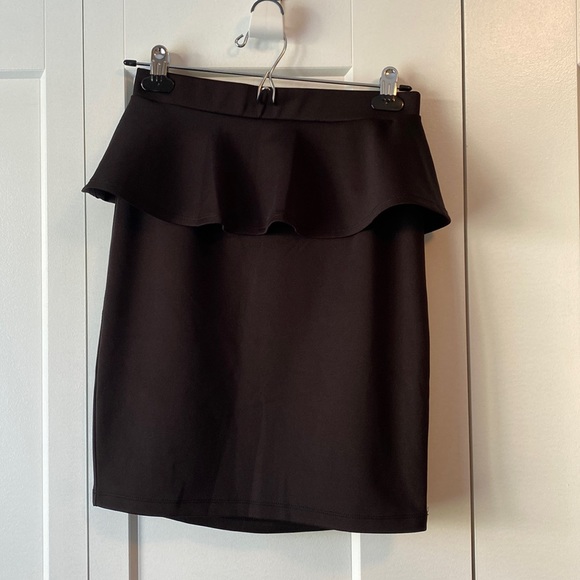 ✨ANY 2 FOR 20 ANY 3 FOR 28✨ Medium Black Forever21 Peplum Pencil Skirt